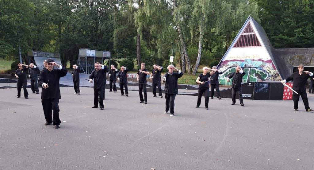 Die Teilnehmerinnen und Teilnehmer, die sich nur dem Tai Chi Chuan widmeten, übten die normalen Formen ohne Waffen wie auch die mit Schwert und Fächer.