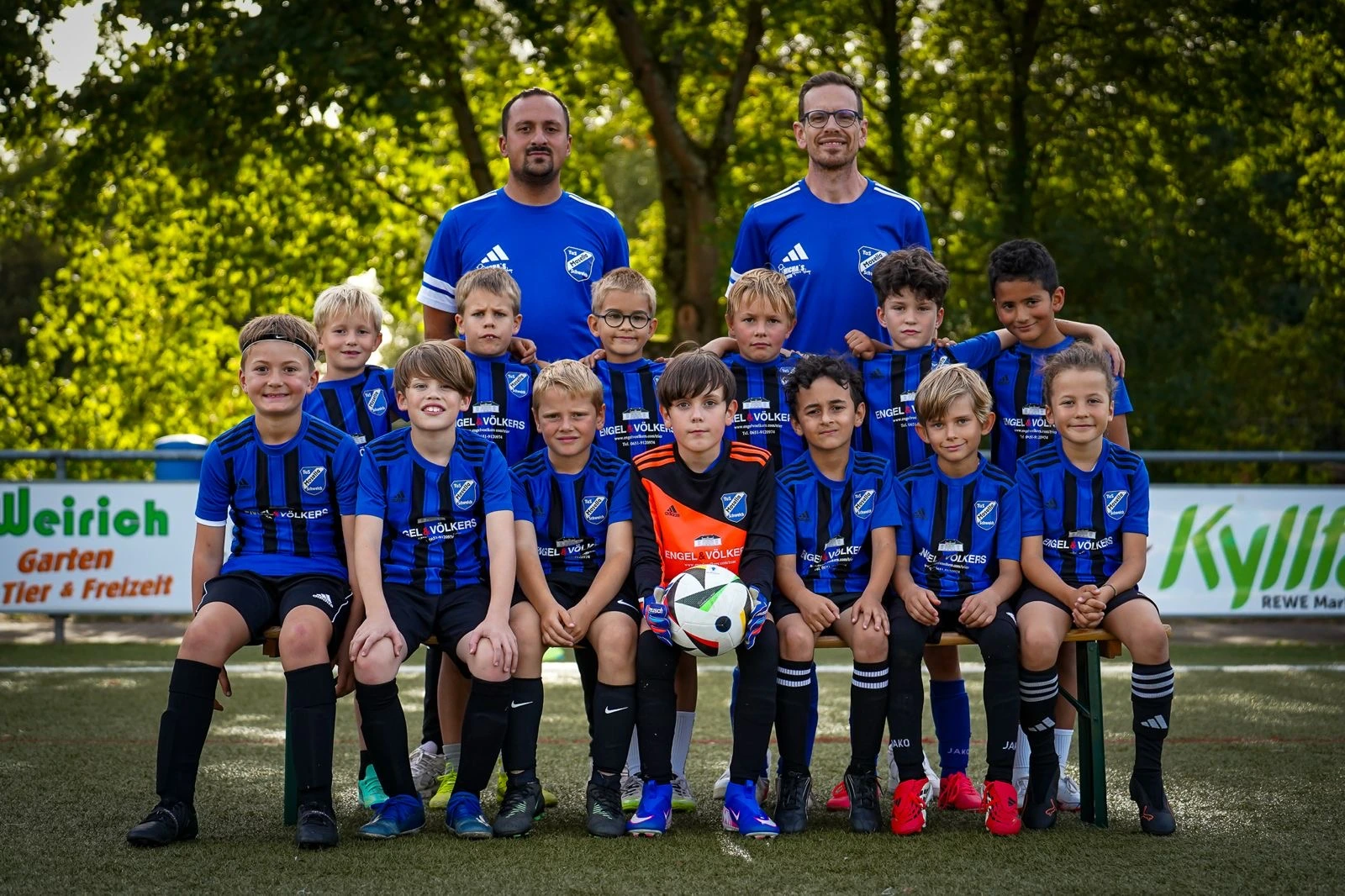 Mannschaftsbild der F-Junioren Jahrgang 2018 des TuS Mosella Schweich auf dem Sportplatz am Winzerkeller