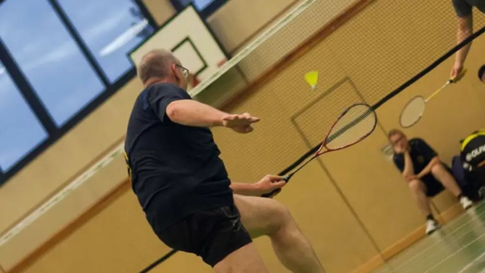 Badmintonspieler beim Training in der Sporthalle