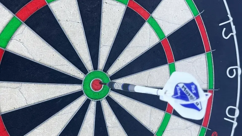 Dartpfeile auf einer Dartscheibe