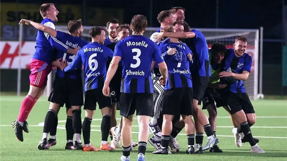 Fußballmannschaft des TuS Mosella Schweich beim Jubeln