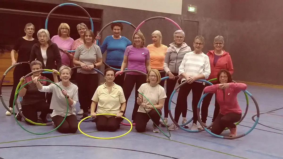 Teilnehmerinnen der Gesundheitssportgruppe des TuS Mosella Schweich mit Gymnastikreifen