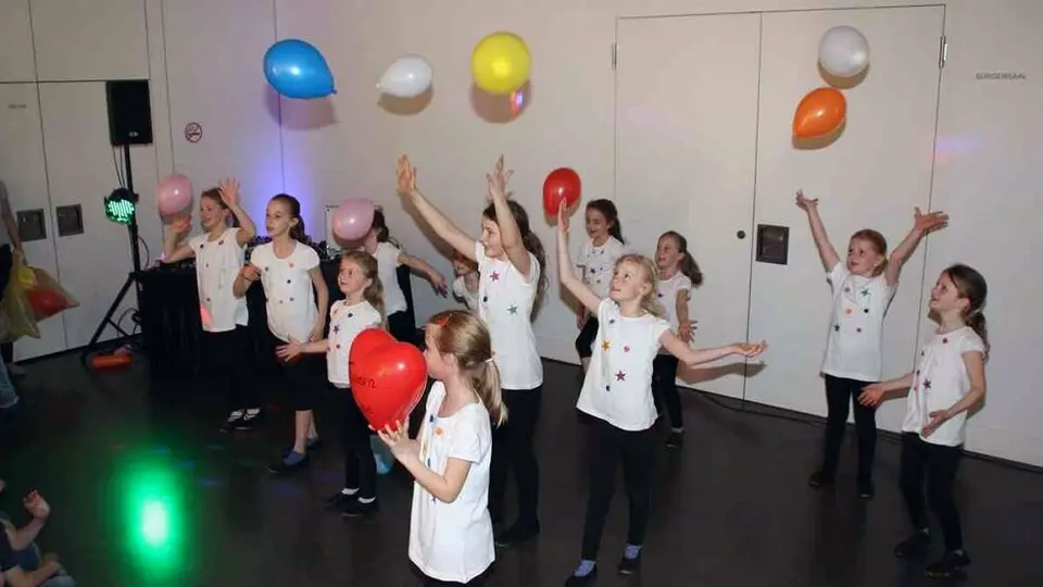Kinder der Tanzmäuse des TuS Mosella Schweich tanzen und spielen mit bunten Luftballons