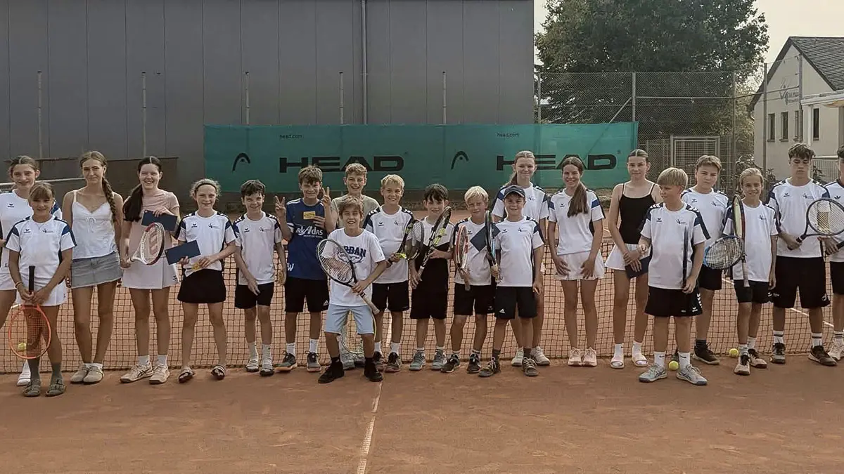 Kinder und Jugendliche der Tennisabteilung des TuS Mosella Schweich mit Tennisschlägern auf dem Sandplatz