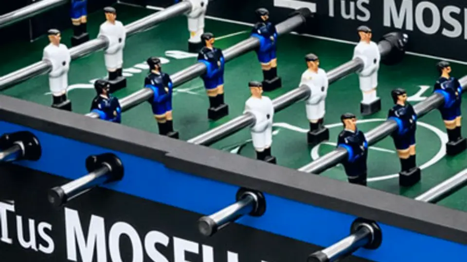 Tischfußballfiguren in den Vereinsfarben