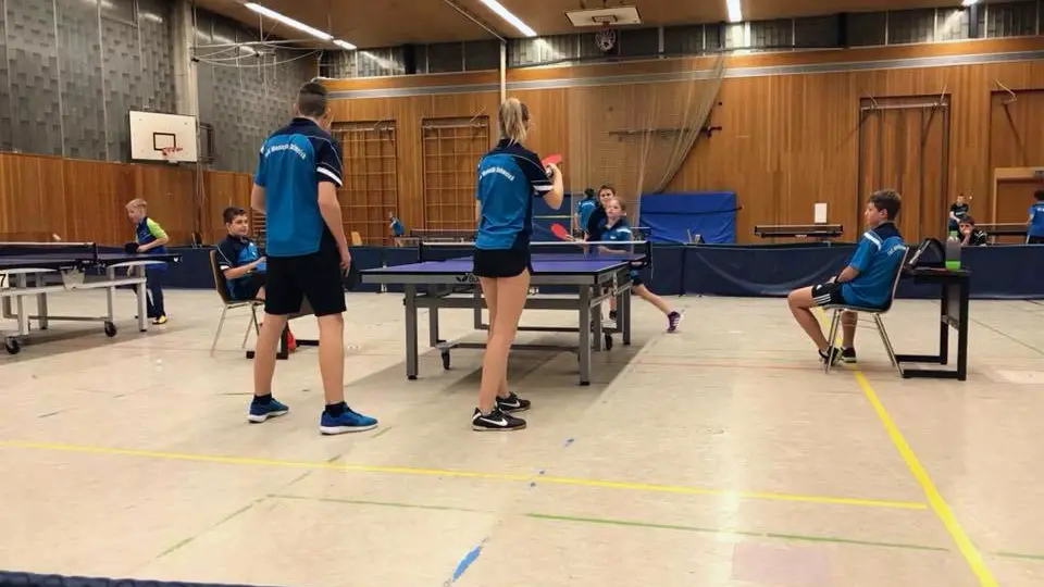 Tischtennisspieler beim Training in der Sporthalle
