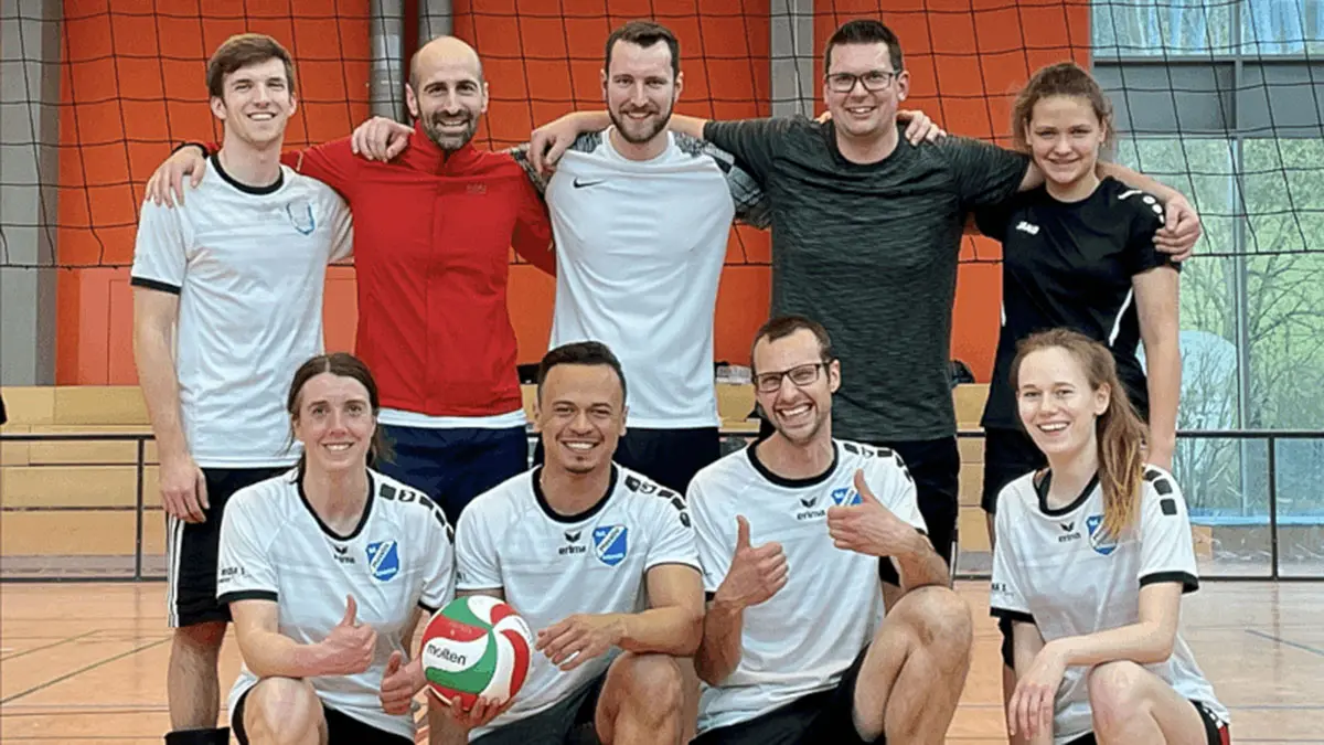 Volleyballmannschaft des TuS Mosella Schweich mit Ball in der Sporthalle