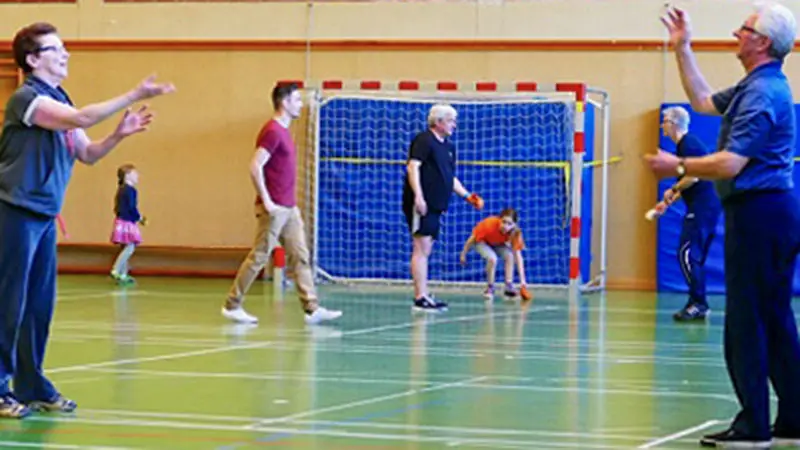 Teilnehmende der Herzsportgruppe des TuS Mosella Schweich beim gemeinsamen Balltraining in der Sporthalle