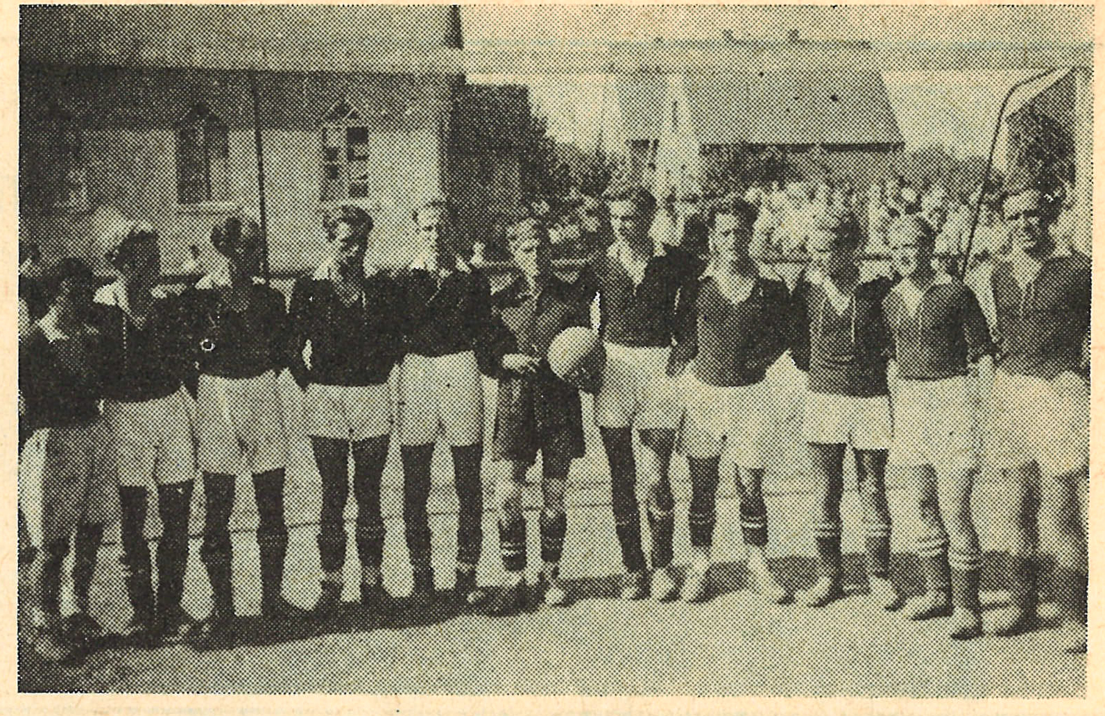 1946 · Die erste Mannschaft vor der noch kriegsbeschädigten Turnhalle