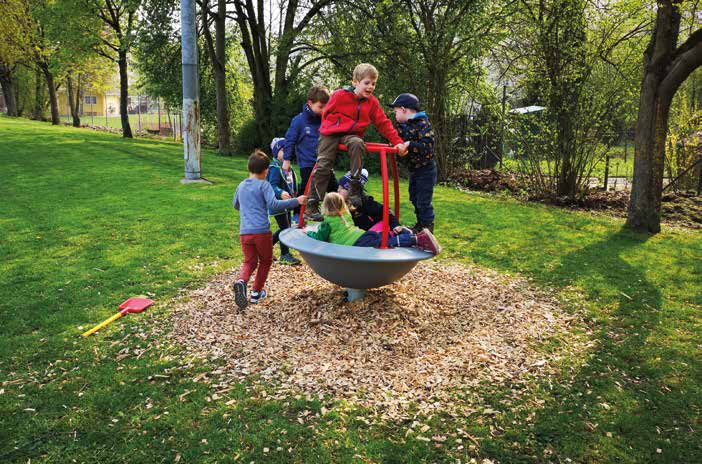 Arbeiten des Helferteams am Kinderspielplatz.