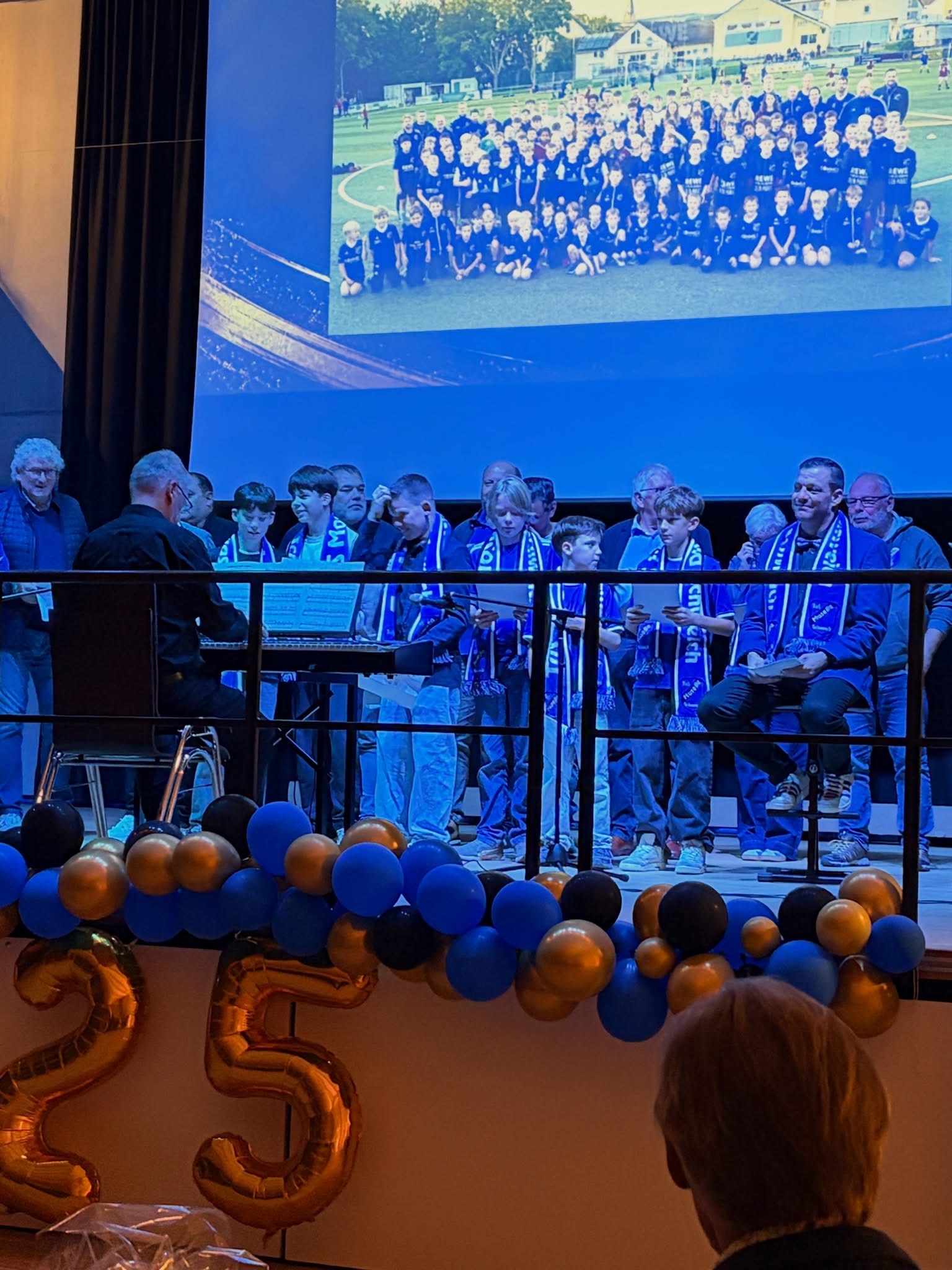 Gemeinsames Singen beim Fußballbeitrag