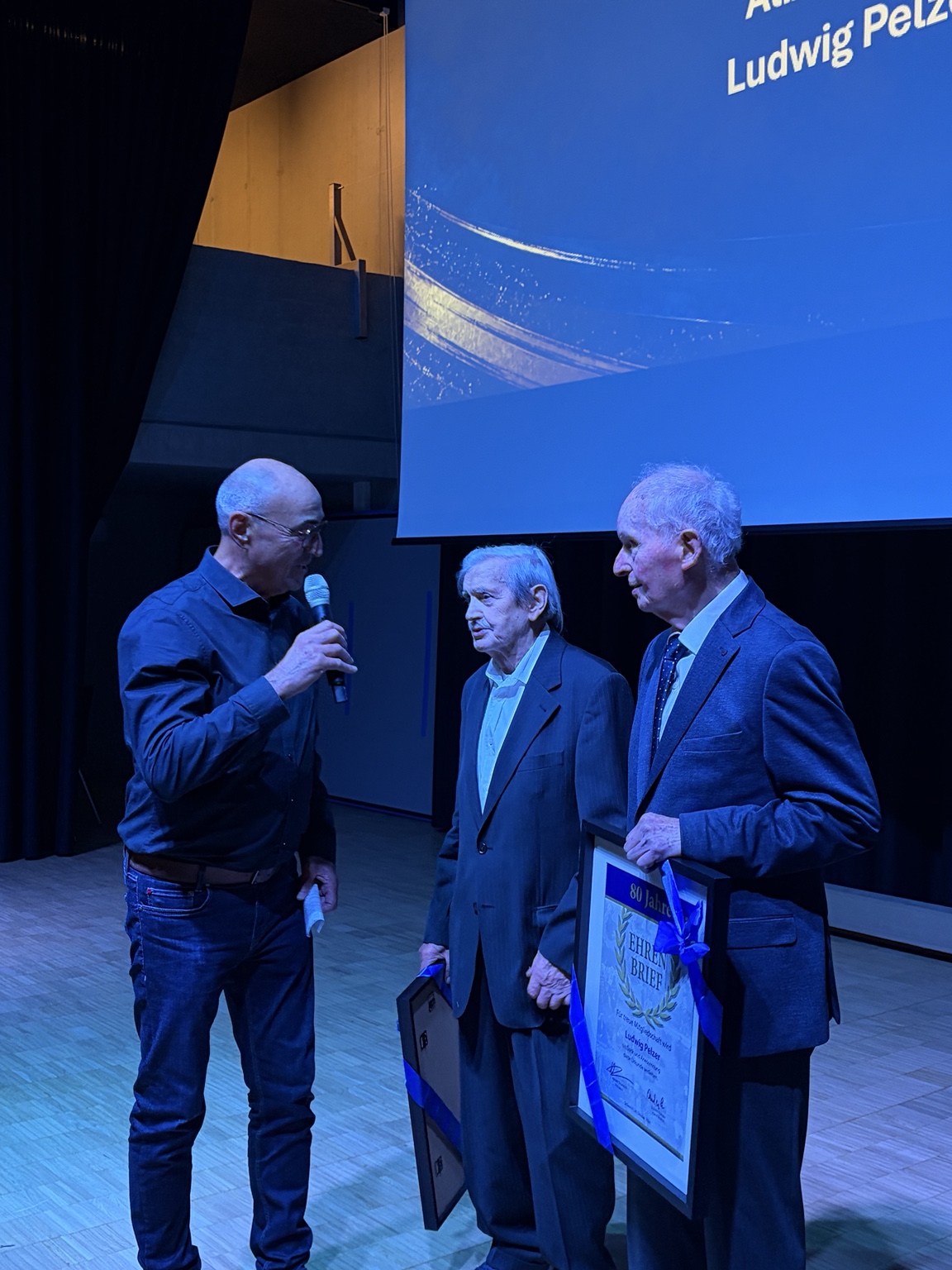 Albert Loch und Ludwig Pelzer werden für 80 Jahre Mitgliedschaft geehrt.