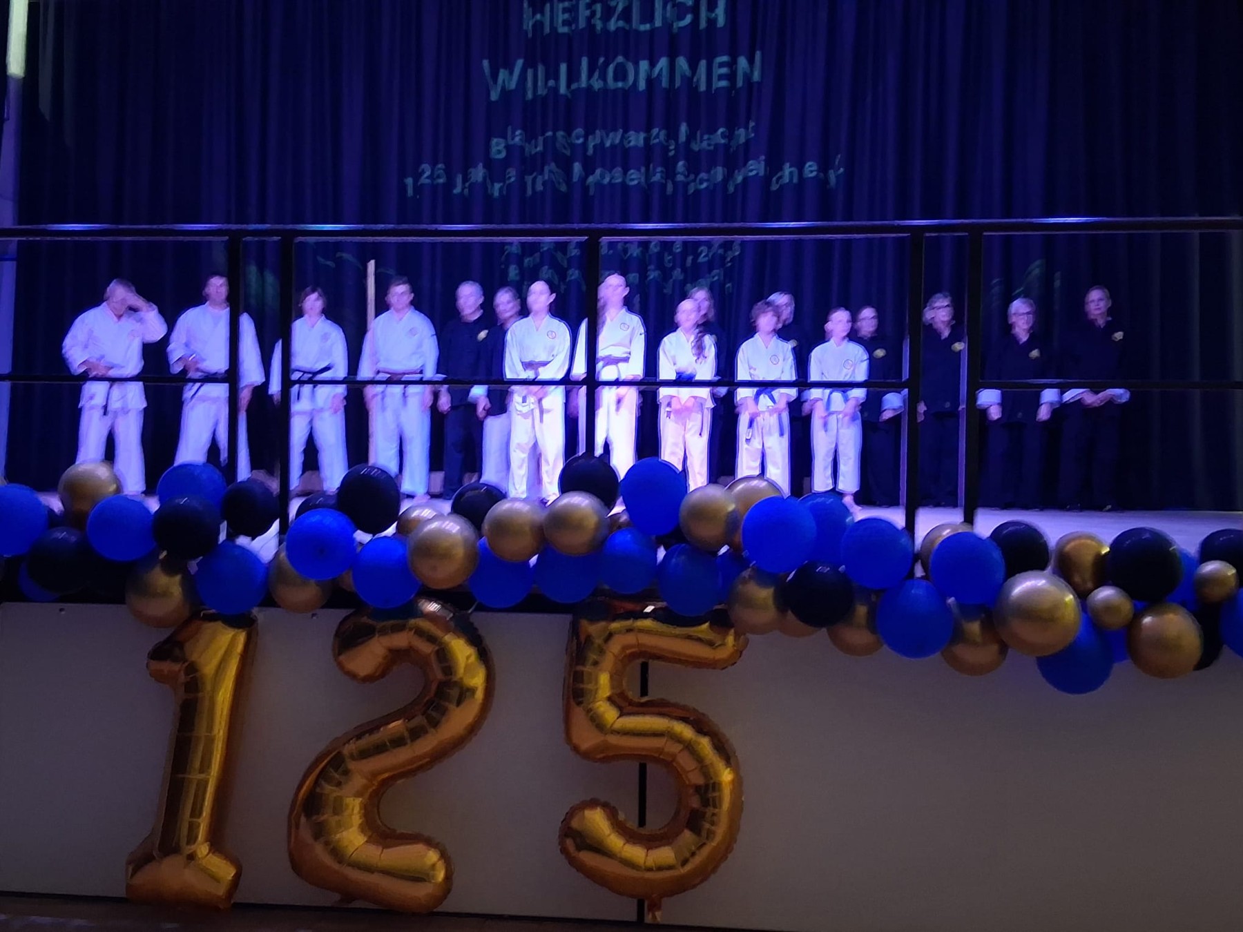 Die Karateabteilung auf der Jubiläumsbühne