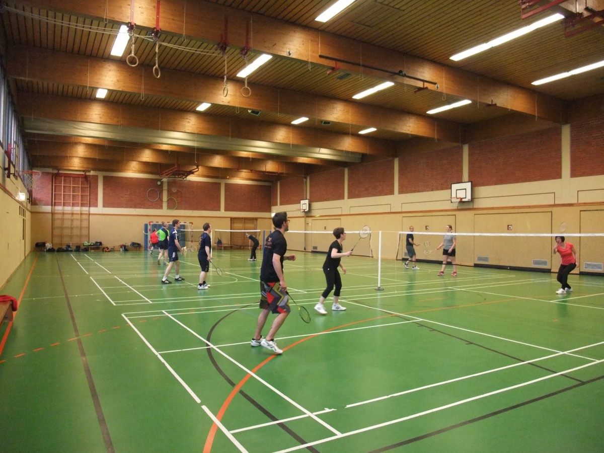 Badmintonspielerinnen und Badmintonspieler beim gemeinsamen Training in der Sporthalle des TuS Mosella Schweich