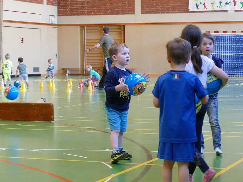 Kinder mit bunten Bällen beim spielerischen Training in der Ballschule des TuS Mosella Schweich