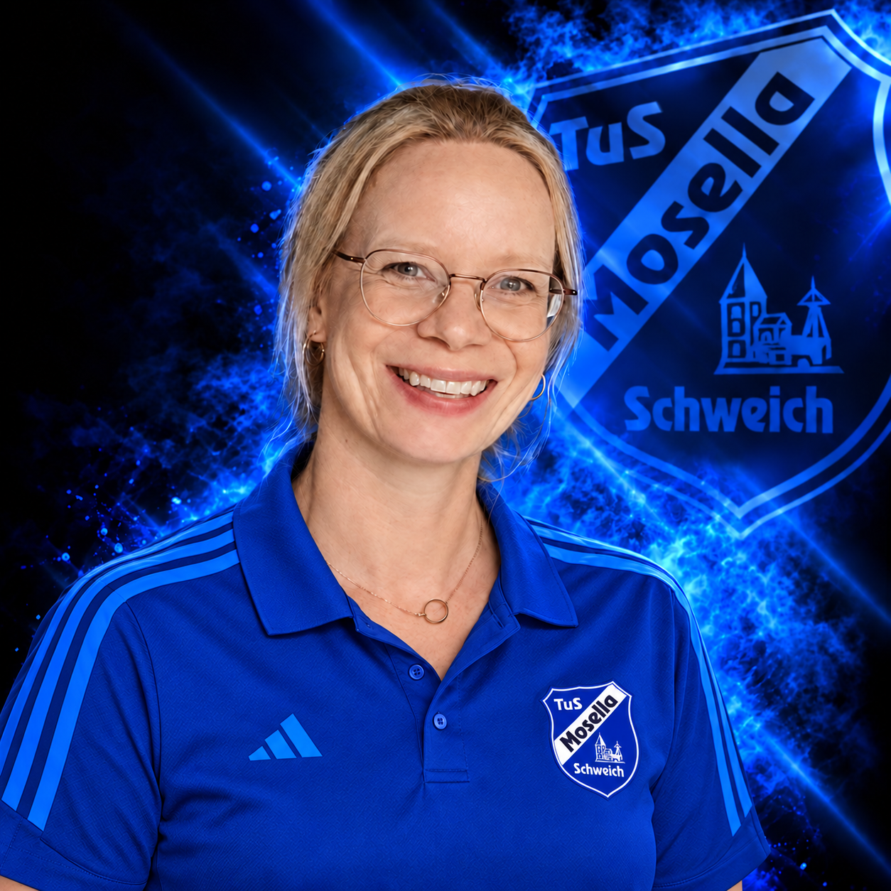 Christiane Wintrich, Ansprechpartnerin der Ballschule beim TuS Mosella Schweich, im blauen Vereinspolo