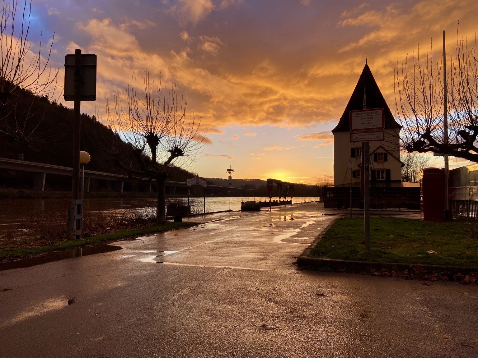 Fährturm am Moselufer in Schweich unter einem orangefarbenen Abendhimmel Fährturm am Moselufer in Schweich unter einem orangefarbenen Abendhimmel