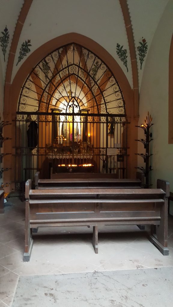 Innenansicht der Kapelle am Heilbrunnen in Schweich Innenansicht der Kapelle am Heilbrunnen in Schweich