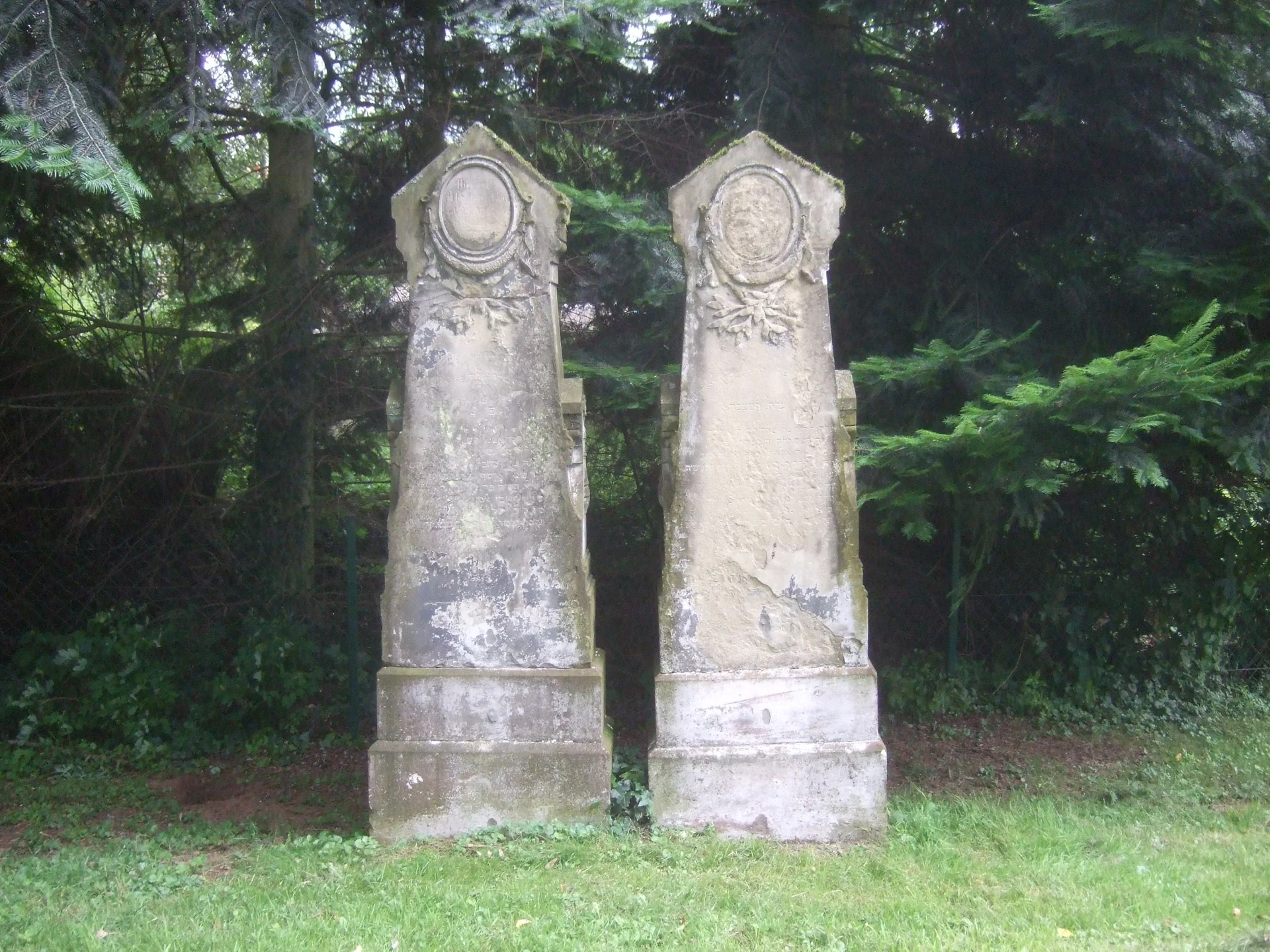 Historische Grabsteine auf dem jüdischen Friedhof in Schweich Historische Grabsteine auf dem jüdischen Friedhof in Schweich