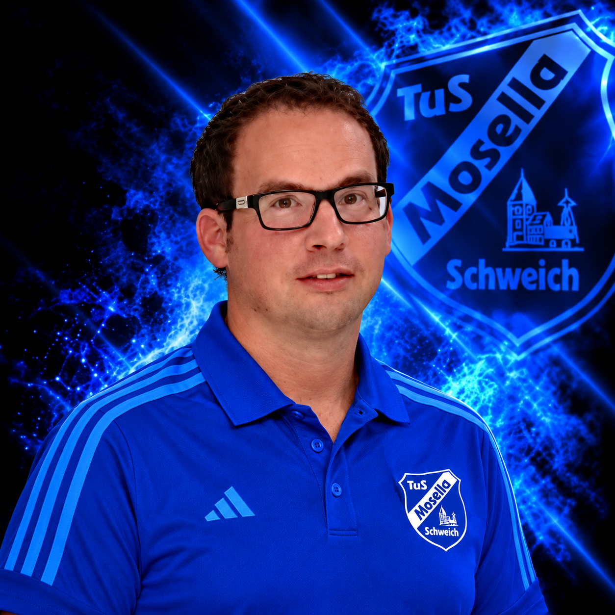Michael Farsch · Ansprechpartner Tischfußball Michael Farsch, Ansprechpartner für Tischfußball beim TuS Mosella Schweich, im blauen Vereinspolo vor dem Mosella Hintergrund