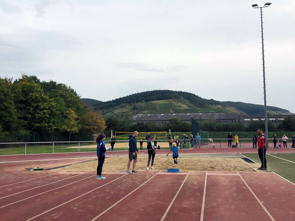 Kinder und Jugendliche bewegen sich mit Betreuung auf der Laufbahn im Stadion in Schweich Kinder und Jugendliche bewegen sich mit Betreuung auf der Laufbahn im Stadion in Schweich