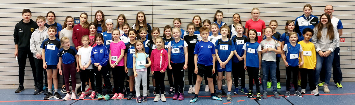 Kinder, Jugendliche und Erwachsene der Leichtathletikabteilung beim gemeinsamen Gruppenfoto