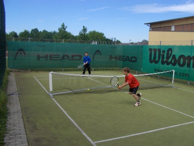 Zwei Kinder mit Tennisschlägern auf dem kleinen Kunstrasenplatz in Schweich