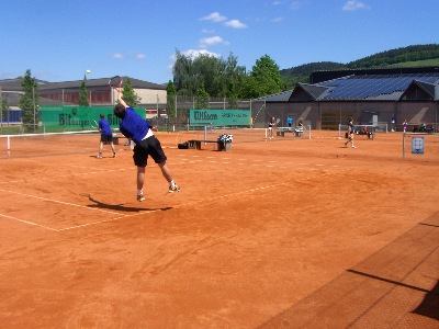 Tennisspiel auf einem Sandplatz der Tennisanlage des TuS Mosella Schweich