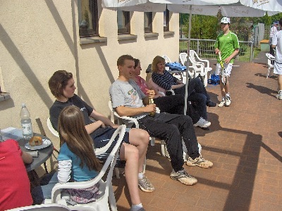Menschen sitzen gemeinsam auf der Terrasse des Tennis Clubhauses in Schweich