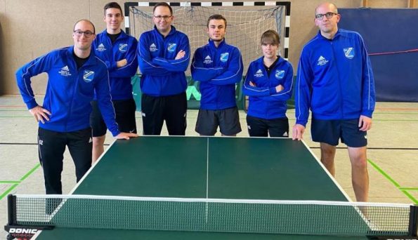 Tischtennismannschaft des TuS Mosella Schweich beim Gruppenfoto in der Sporthalle Tischtennismannschaft des TuS Mosella Schweich beim Gruppenfoto in der Sporthalle