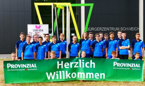 Tischtennisgemeinschaft des TuS Mosella Schweich in blauen Vereinspolos beim Gruppenfoto vor dem Bürgerzentrum Tischtennisgemeinschaft des TuS Mosella Schweich in blauen Vereinspolos beim Gruppenfoto vor dem Bürgerzentrum