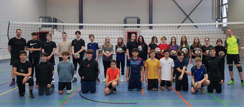 Jugendliche der Volleyballabteilung des TuS Mosella Schweich beim Mannschaftsfoto in der Sporthalle Jugendliche der Volleyballabteilung des TuS Mosella Schweich beim Mannschaftsfoto in der Sporthalle