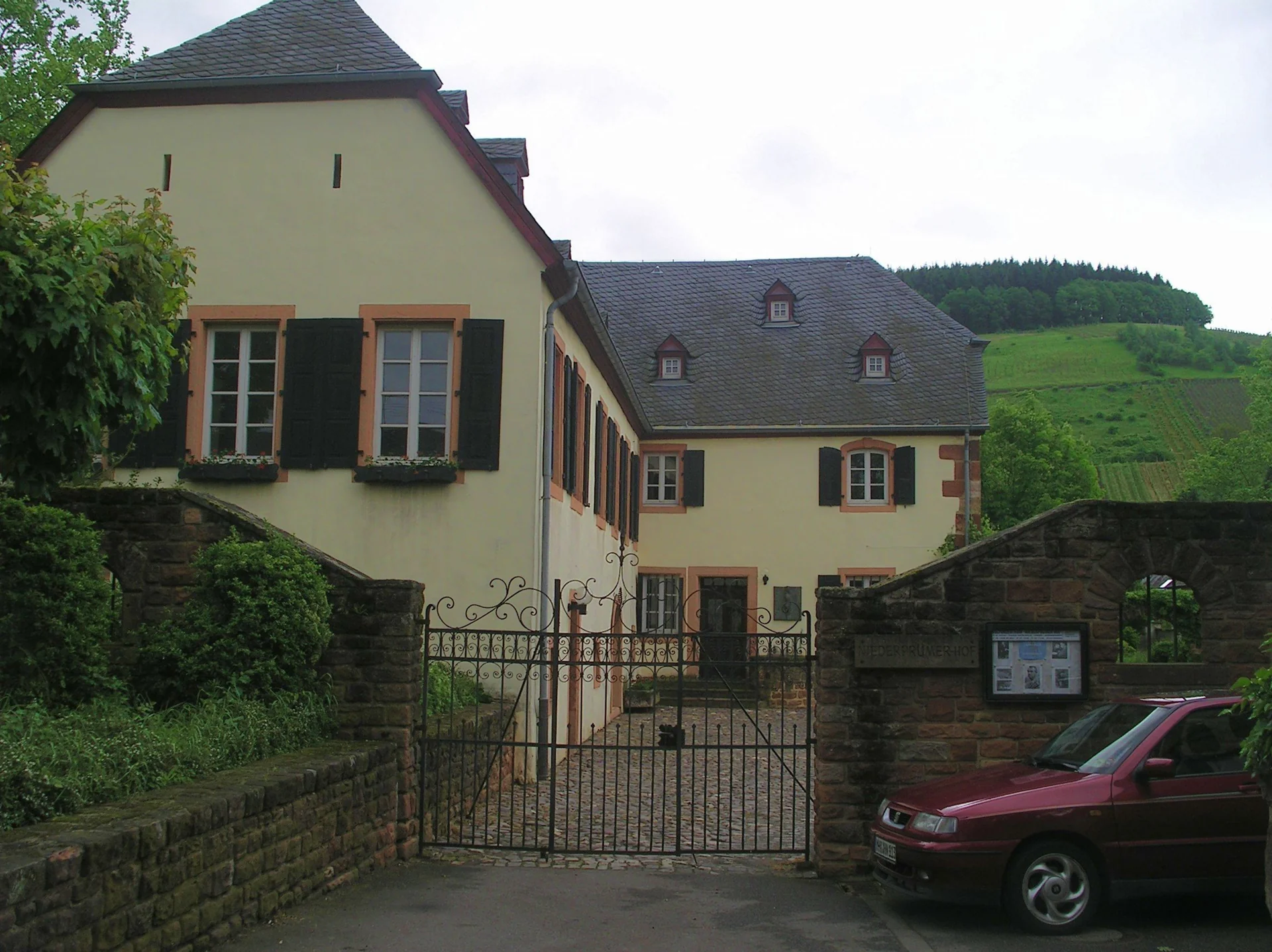 Niederprümer Hof in Schweich mit Hofgebäuden und Weinberg im Hintergrund Niederprümer Hof in Schweich mit Hofgebäuden und Weinberg im Hintergrund