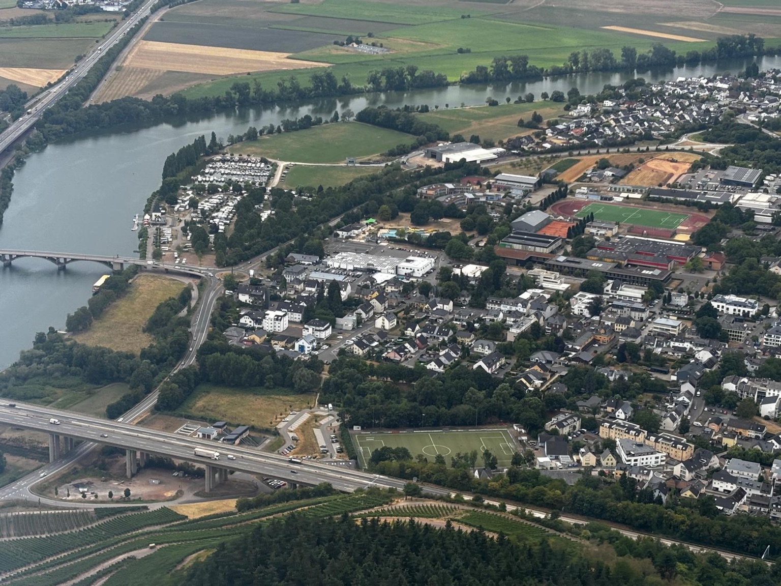 Schweich aus der Luft mit Mosel, Moselbrücke, Wohngebieten und Sportanlagen Schweich aus der Luft mit Mosel, Moselbrücke, Wohngebieten und Sportanlagen