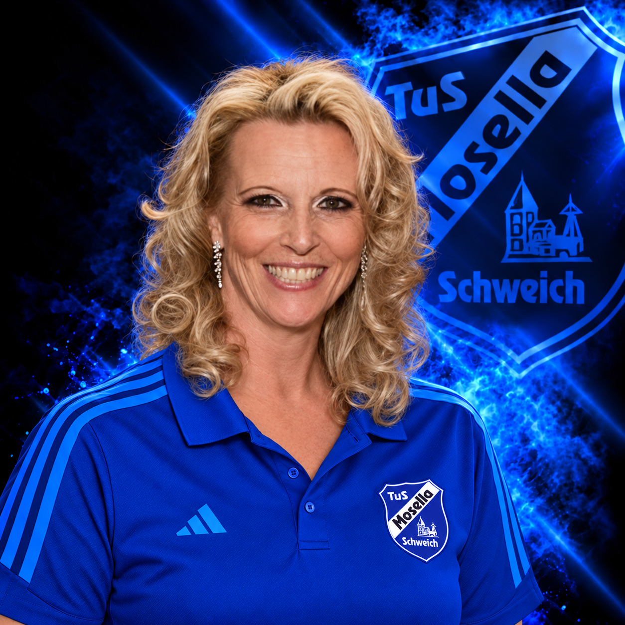 Sonja Stolz · Ansprechpartnerin Tanzmäuse Sonja Stolz, Ansprechpartnerin der Tanzmäuse beim TuS Mosella Schweich, im blauen Vereinspolo vor dem Mosella Hintergrund