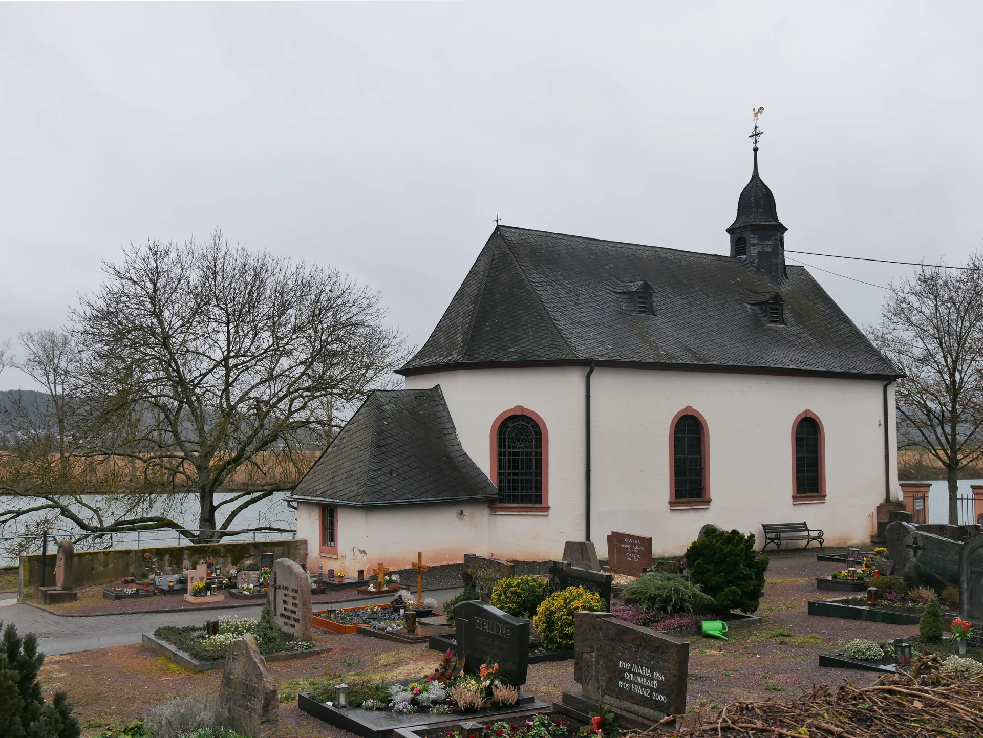 Barocke Kapelle St. Georg mit Kirchhof in Schweich Issel Barocke Kapelle St. Georg mit Kirchhof in Schweich Issel