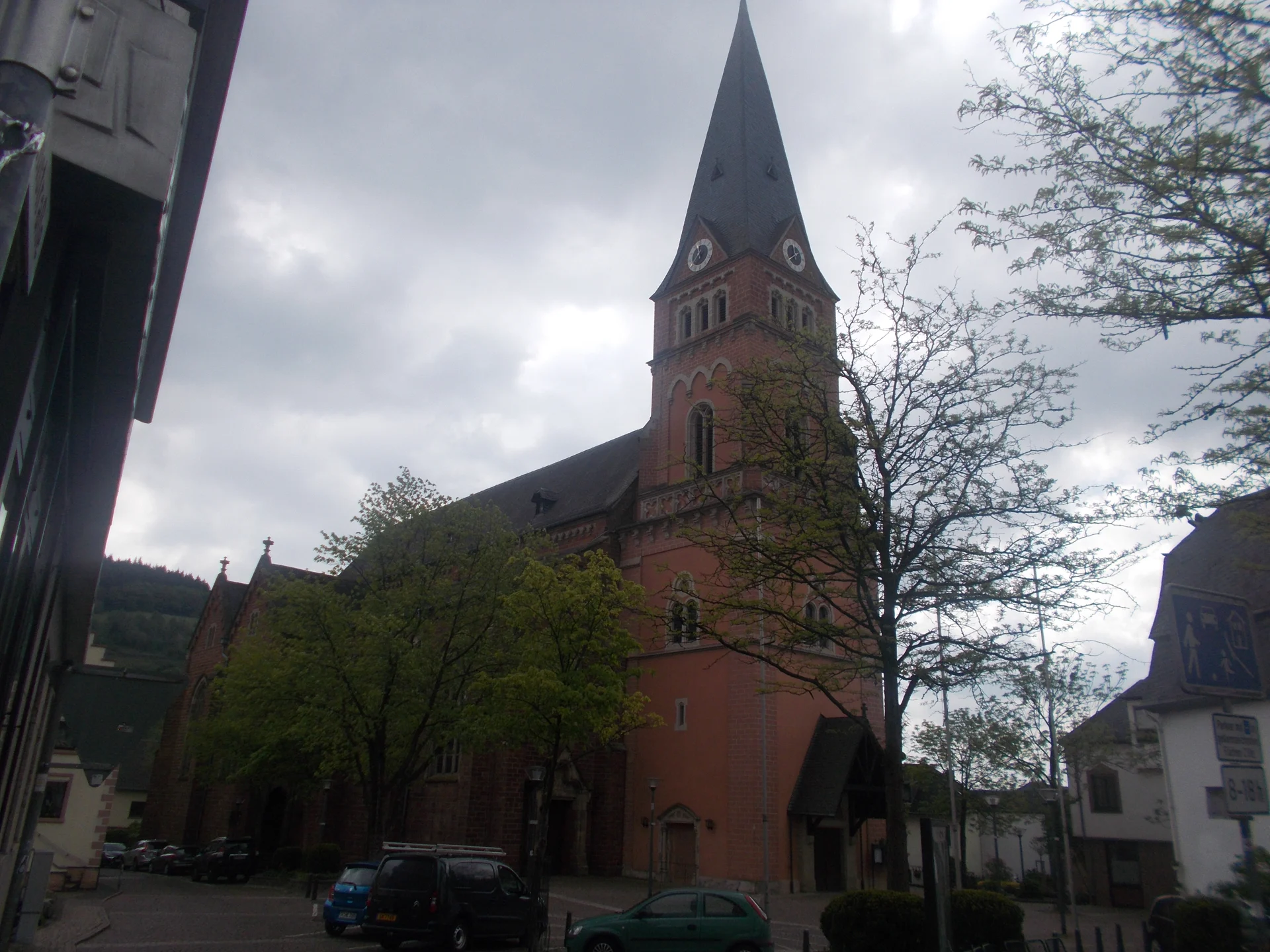 Pfarrkirche St. Martin in Schweich mit neugotischem Kirchenschiff und Turm Pfarrkirche St. Martin in Schweich mit neugotischem Kirchenschiff und Turm