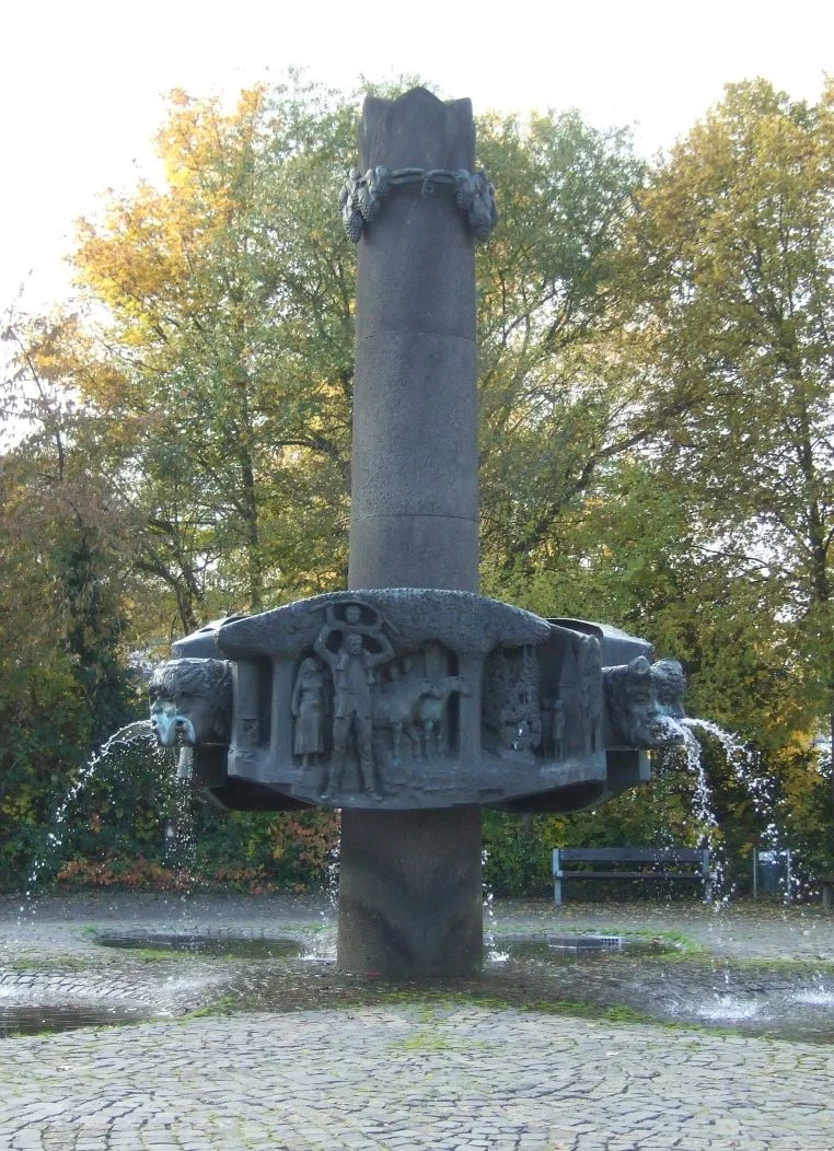 Stefan Andres Brunnen in Schweich mit Reliefdarstellungen Stefan Andres Brunnen in Schweich mit Reliefdarstellungen