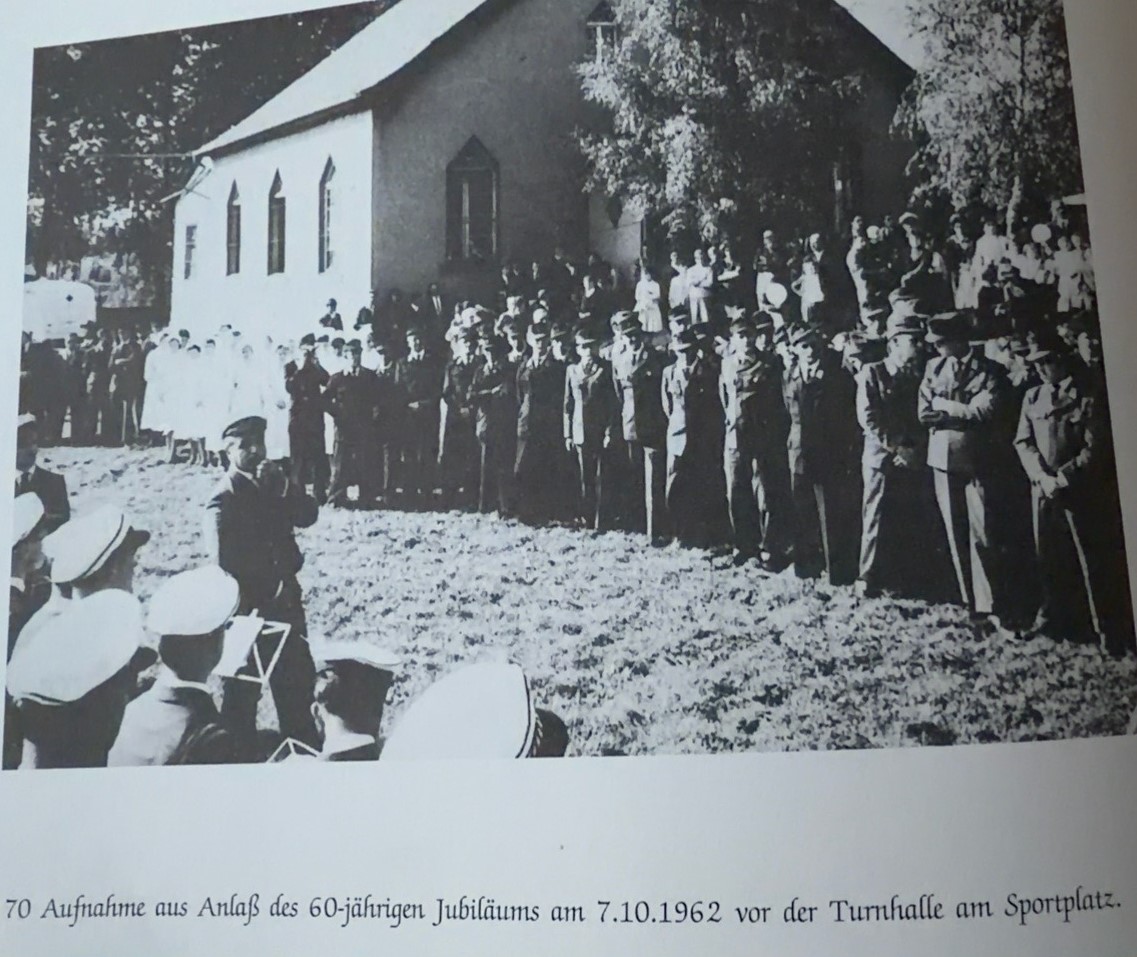 Historische Ansicht der Turnhalle am Sportplatz beim Jubiläum am 7. Oktober 1962 Historische Ansicht der Turnhalle am Sportplatz beim Jubiläum am 7. Oktober 1962