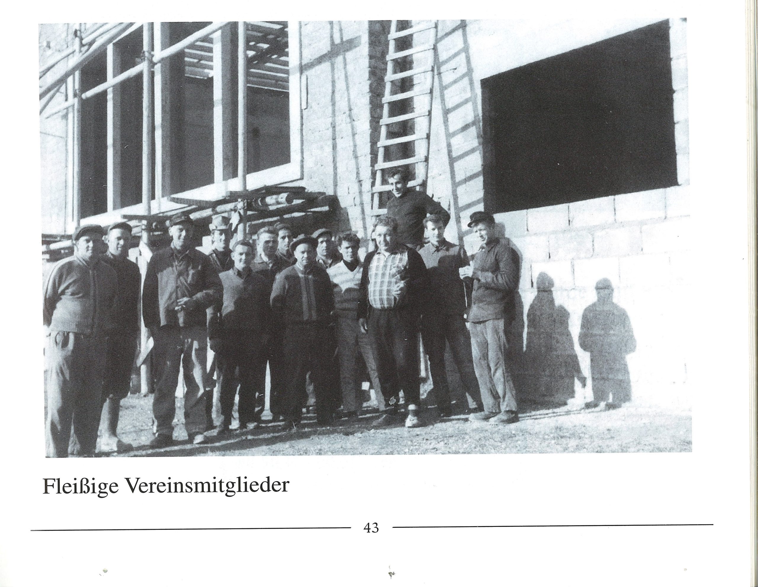 Ehrenamtliche Vereinsmitglieder beim Bau der Turnhalle am Winzerkeller in den Jahren 1964 bis 1966 Ehrenamtliche Vereinsmitglieder beim Bau der Turnhalle am Winzerkeller in den Jahren 1964 bis 1966